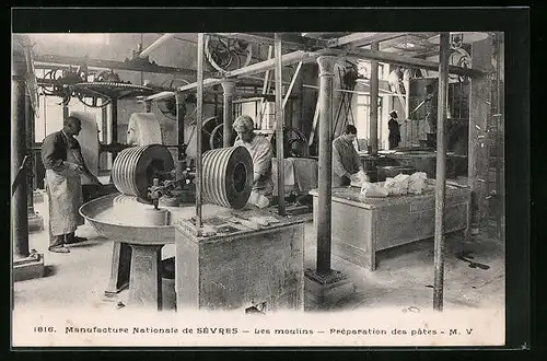 AK Sèvres, Manufacture Nationale, Les moulins, Préparation des pâtes, Arbeiter in einer Porzellanmanufaktur