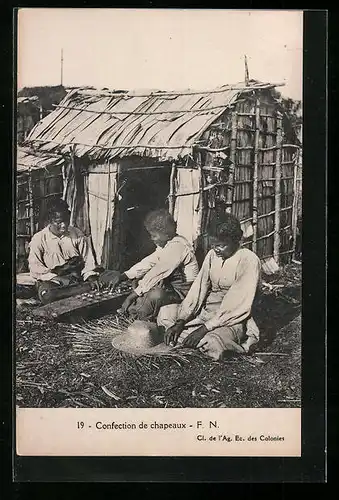 AK Madagascar, Confection de chapeaux, Korbflechter bei der Arbeit