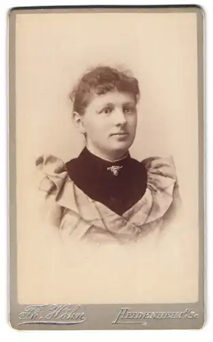 Fotografie Th. Höhn, Heidenheim a. Br., junge Frau in elegantem Kleid