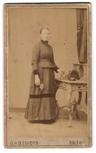 Fotografie G. H. D. Eggers, Soltau, Bürgerliche im geknöpften Kleid