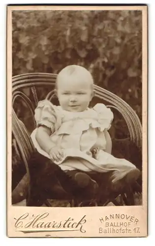 Fotografie C. Haarstick, Hannover, Ballhofstrasse 17, Süsses Kleinkind auf einem Stuhl