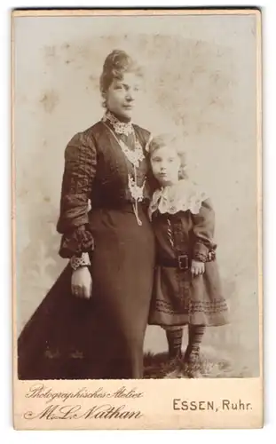Fotografie M. L. Nathan, Essen /Ruhr, Bürgerliche mit ihrer niedlichen Tochter