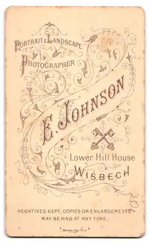 Fotografie E. Johnson, Wisbech, Bürgerliche in schwarzem Kleid