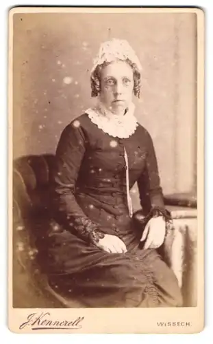 Fotografie J. Kennerell, Wisbech, 8 High Street, Dame im Kleid mit Spitzenkragen und Haube