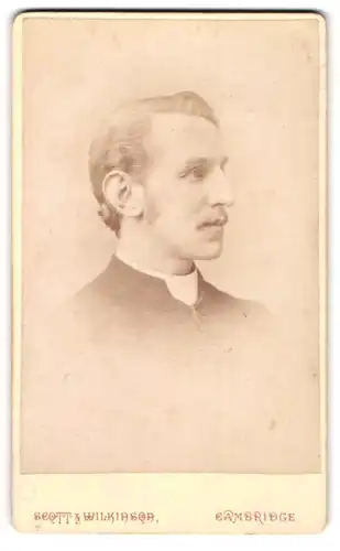 Fotografie Scott Wilkinson, Cambridge, 47 St. Andrews Street, Geistlicher mit zurückgekämmtem Haar und Oberlippenbart