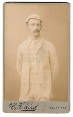 Fotografie R. H. Lord, Cambridge, 13 Market Place, Mann mit Schnauzbart in heller Kleidung