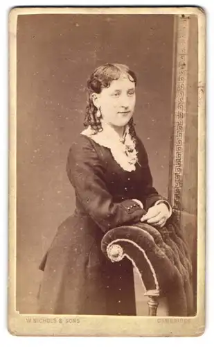 Fotografie A. Nicholls, Cambridge, Post Office Terrace, Elegante junge Dame mit Locken