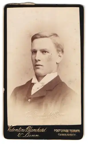Fotografie Valentine Blanchard & Lunn, Cambridge, Post Office Terrace, Stattlicher junger Mann im Anzug