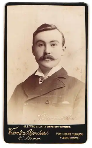 Fotografie A. Nicholls, Cambridge, Post Office Terrace, Eleganter junger Mann mit Schnurrbart