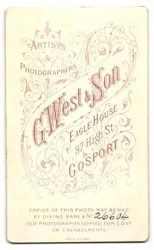 Fotografie G. West & Son, Gosport, 97 High Street, Hübsche junge Frau im hochgeschlossenen Kleid