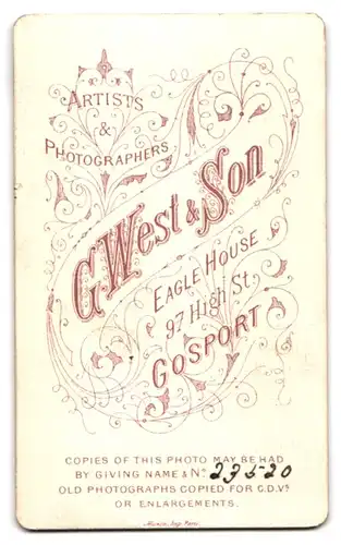 Fotografie G. West & Son, Gosport, 97 High Street, Mädchen im Kleid mit Rüschenkragen