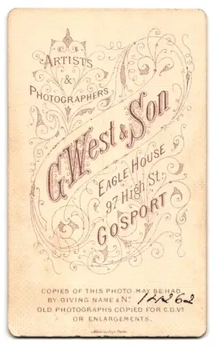 Fotografie G. West & Son, Gosport, 97 High Street, Junge Frau im gerüschten schwarzen Kleid