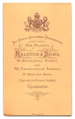 Fotografie Ralston & Sons, Glasgow, 141 Sauchiehall Street, Knabe in reich besticktem Mantel