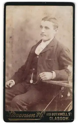 Fotografie Stevenson & Co., Glasgow, 109 Bothwell Street, Eleganter junger Mann im Anzug