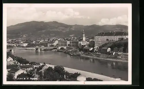 AK Linz a. D., Gesamtansicht mit Flusspartie