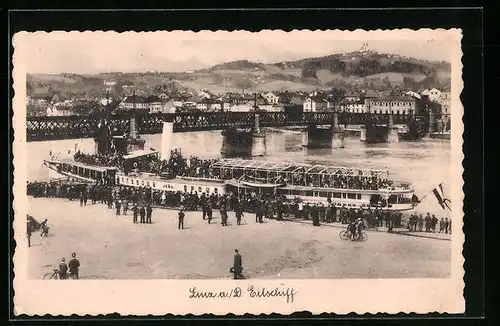 AK Linz /Donau, Vollbesetztes Eilschiff