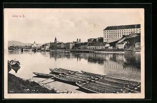 AK Linz /Donau, Ortsansicht vom Wasser mit Kähnen