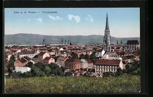 AK Linz /Donau, Totalansicht mit Bergen