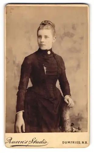 Fotografie Queens Studio, Dumfries, N. B., Portrait einer jungen Dame im verzierten Kleid