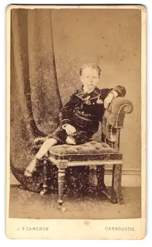 Fotografie J. S. Cameron, Carnoustie, Selbsbewusster Knabe in lässiger Pose