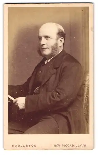 Fotografie Maull & Fox, London, Piccadilly. W. 187, Herr im Anzug mit Kotelettenbart