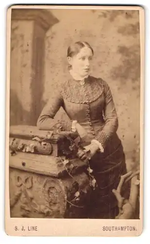 Fotografie S. J. Line, Southampton, 16 Bernard Street, Junge Frau mit Efeu-Ranke vor Studiokulisse