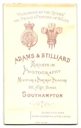 Fotografie Adams & Stilliard, Southampton, 32 High Street, selbstbwusster Bruder neben seiner Schwester im Kleid