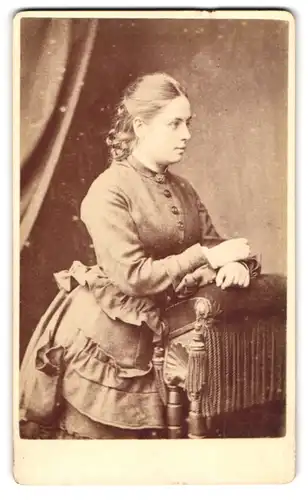 Fotografie J. C. Jurner, Barnsbury, 10. Barnsbury Park, Seitliches Portrait einer jungen Dame mit abgestützten Armen