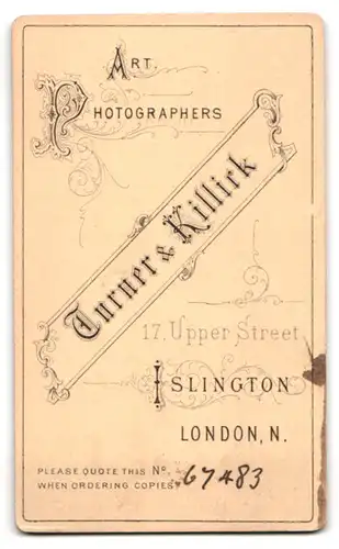 Fotografie Turners & Killirk, Islington, 17 Upper Street, Junge Frau in einem Buch blätternd