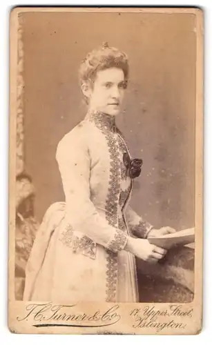 Fotografie F. C. Turner & Co, Islington, Upper Street 17, Junge Frau in einem edel verziertem Kleid