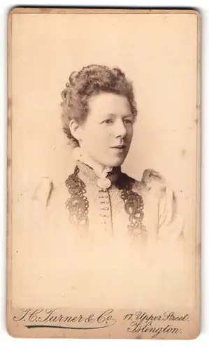 Fotografie F. C. Turner & Co, Islington, Upper Street 17, Junge Frau mit lockigem Haar