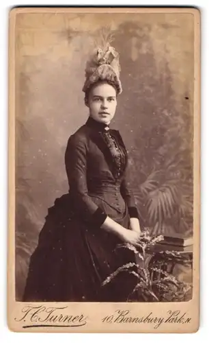 Fotografie F. C. Turner & Co, London, 10 Barnsbury Park, Junge Frau mit opulentem Kopfputz