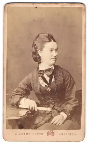 Fotografie A. Adams, Aberdeen, 26. Broad St., Junge Frau im Kleid mit Fächer
