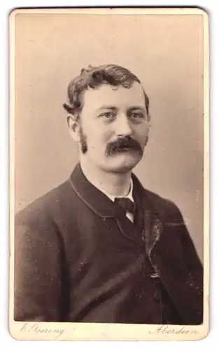 Fotografie E. Geering, Aberdeen, 10 Union Place, Mann mit Schnauzer im Jacket