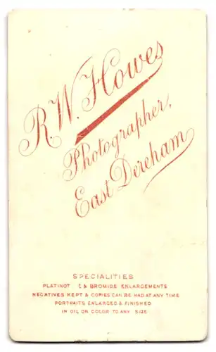 Fotografie R. W. Howes, East Dereham, Mädchen im weissen Kleid an Stuhl abstützend