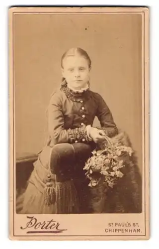 Fotografie Porter, Chippenham, St. Paul`s St., Junges Mädchen im Kleid mit Blumenbouquet