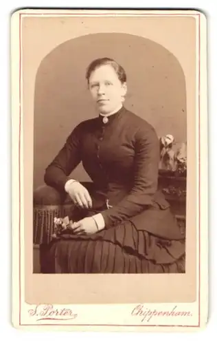 Fotografie S. Porter, Chippenham, St. Paul`s Street, Frau im schwarzen Kleid mit Blumen in der Hand