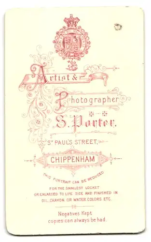 Fotografie S. Porter, Chippenham, St. Paul`s Street, Frau im schwarzen Kleid mit Blumen in der Hand