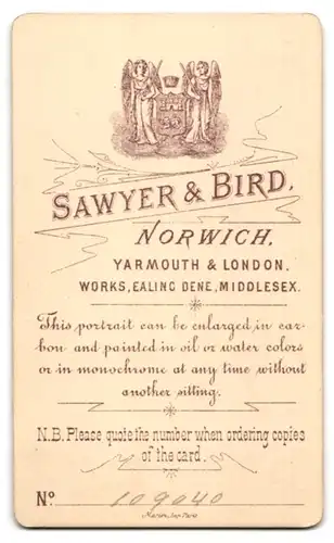 Fotografie Sawyer & Bird, Norwich, Mann mit Vollbart und Buch in der Hand