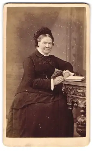 Fotografie J. Thirlwall, Hereford, 18. King Street, Gestandene Dame im schwarzen Gewand