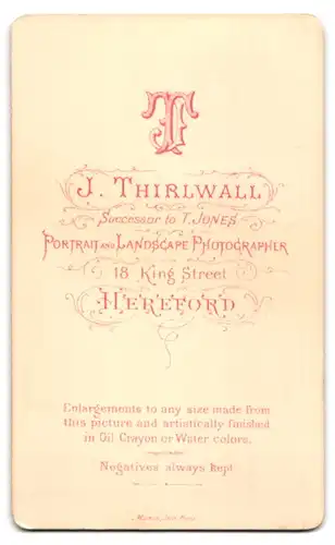 Fotografie J. Thirlwall, Hereford, 18. King Street, Gestandene Dame im schwarzen Gewand