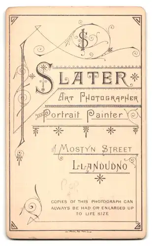 Fotografie Slater, Llandudno, Mostyn Street, Junge im weissen Gewand