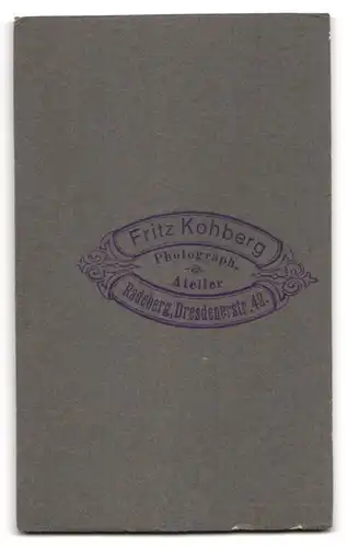 Fotografie Fritz Kohberg, Radeberg, Dresdenerstr. 42, Dame im schwarzen Kleid an Zaun lehnend