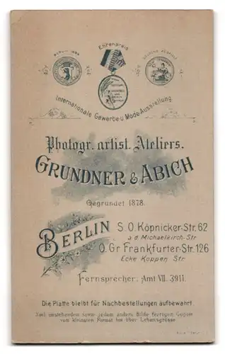 Fotografie Grundner & Abich, Berlin, Köpenicker-Str. 62, Junge Dame im Kleid mit Puffärmeln