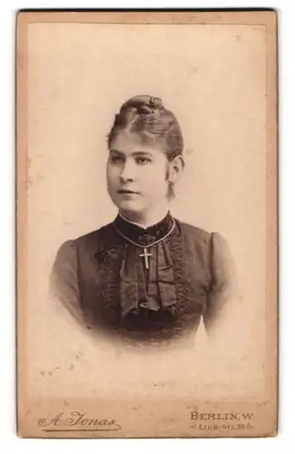 Fotografie A. Jonas, Berlin W., Link-Str. 39, Junge Dame mit Kreuzanhänger