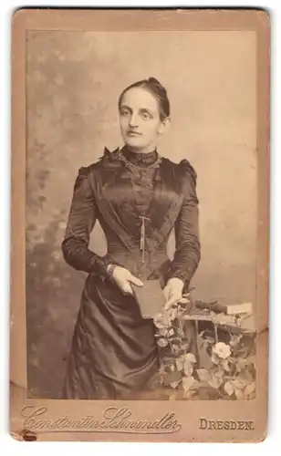 Fotografie Constantin Schwendler, Dresden, Sophienstrasse 5, Junge Dame im schwarzen, plissierten Kleid