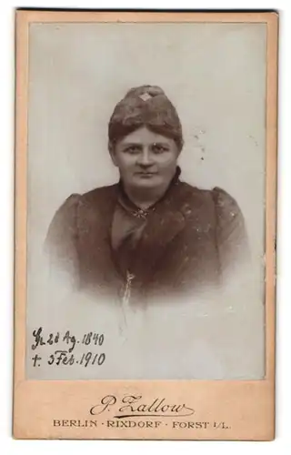 Fotografie P. Zallow, Berlin-Rixdorf, Bergstr. 140, Gestandene Frau mit hochgesteckten Haaren