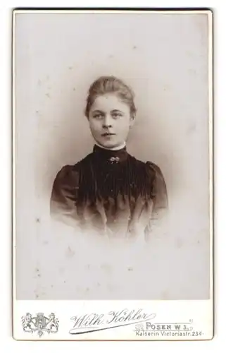 Fotografie Wilh. Köhler, Posen W.3, Kaiserin Victoriastr. 23D, Dame mit plissiertem Kleid