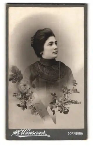 Fotografie Alb. Winsauer, Dornbirn, Pfarrgasse, Dame mit Blütendekor in Profilansicht