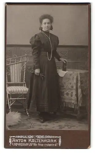 Fotografie Anton Kaltenmark, Ludwigshafen a. Rh., Prinzregentenstr. 46, Dame im Kleid mit Handschuhen und Buch